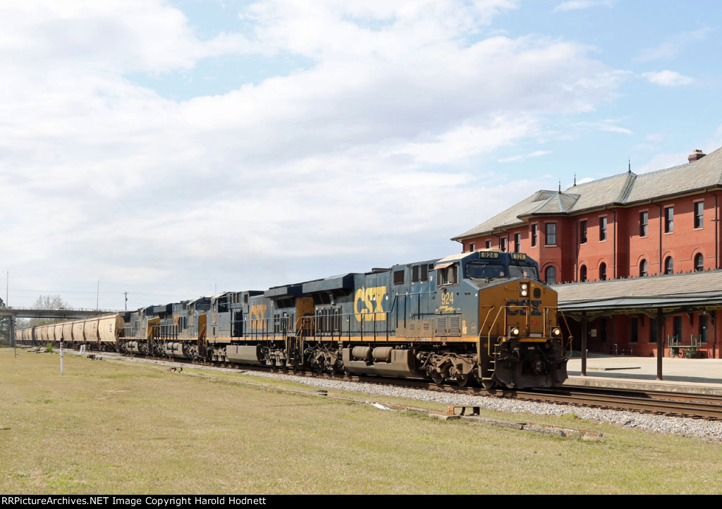 CSX 924 leads empty grain train G803 northbound